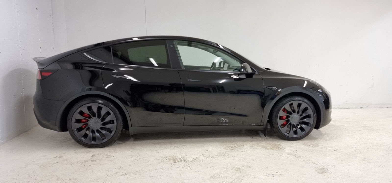 TESLA MODEL Y PERFORMANCE - Photo 3