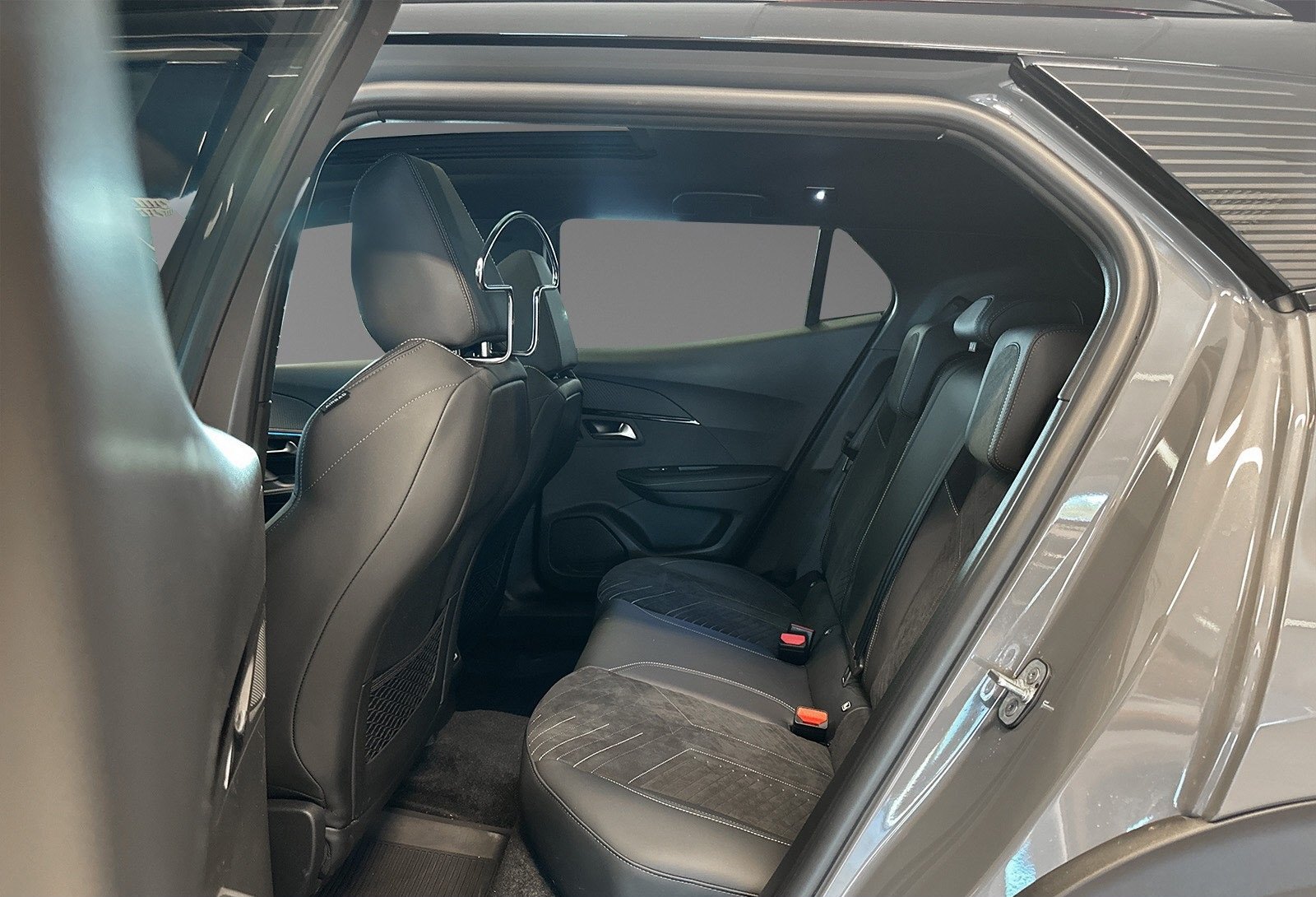 PEUGEOT E-2008 156 HP GT - Photo 7