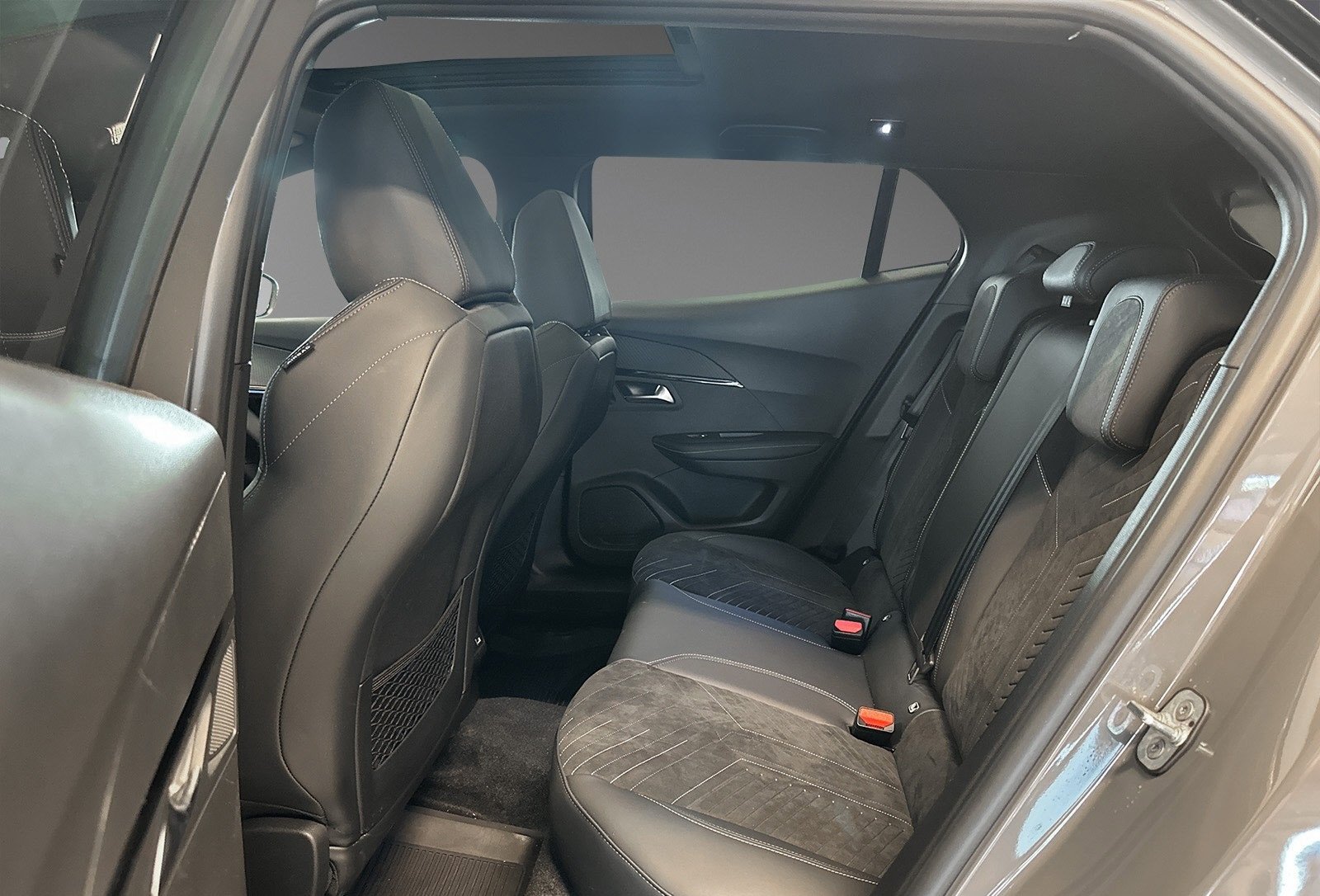 PEUGEOT E-2008 156 HP GT - Photo 8