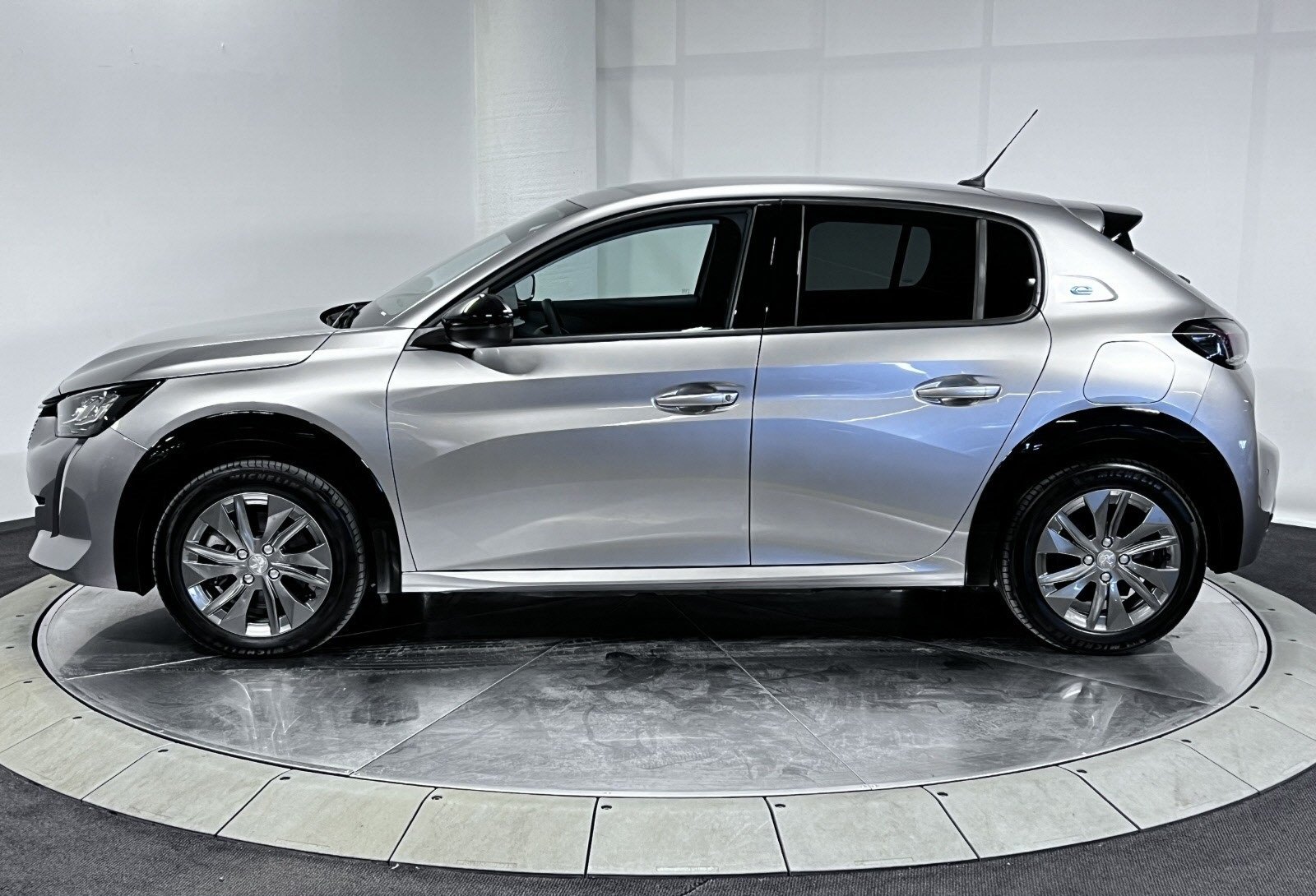 PEUGEOT E-208 136CH ALLURE - Photo 3