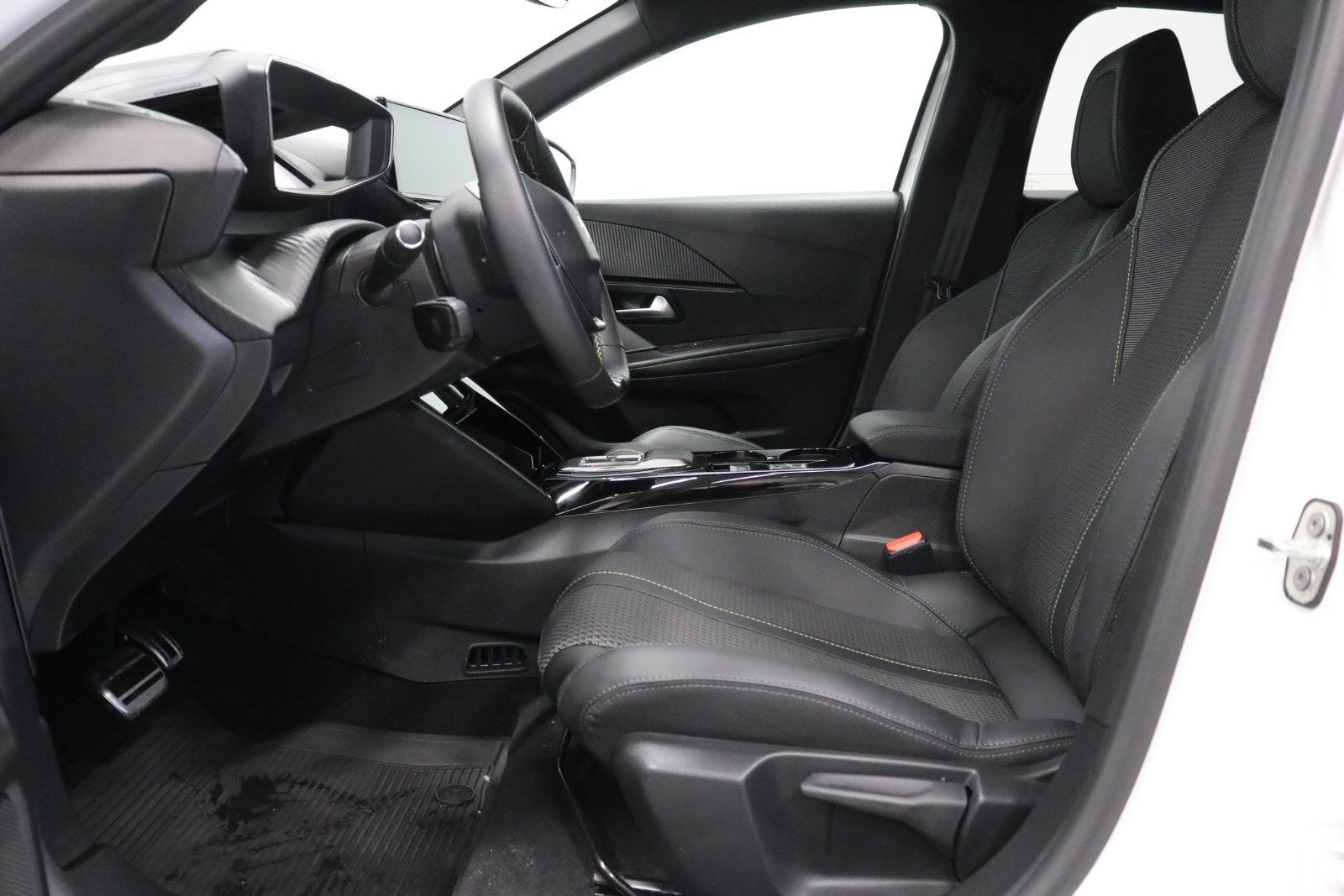 PEUGEOT E-208 136CH GT - Photo 8