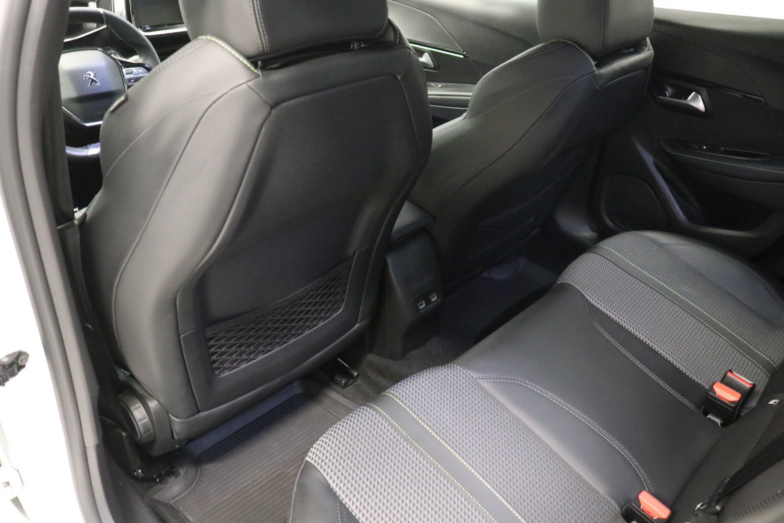 PEUGEOT E-208 136CH GT - Photo 11