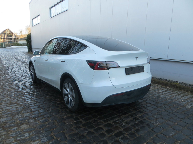 Tesla Model Y Long Range Dual AWD - Photo 4