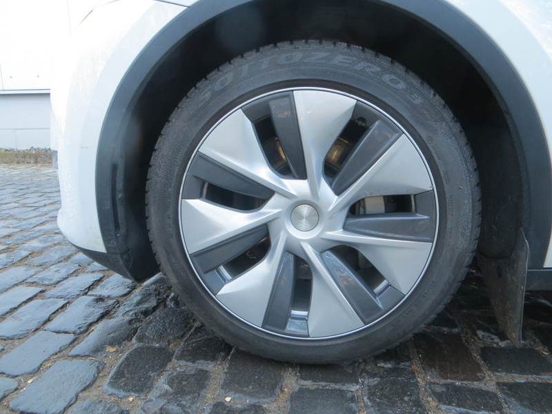 Tesla Model Y Long Range Dual AWD - Photo 7