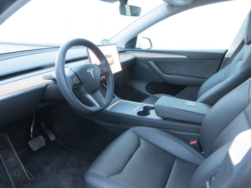 Tesla Model Y Long Range Dual AWD - Photo 8