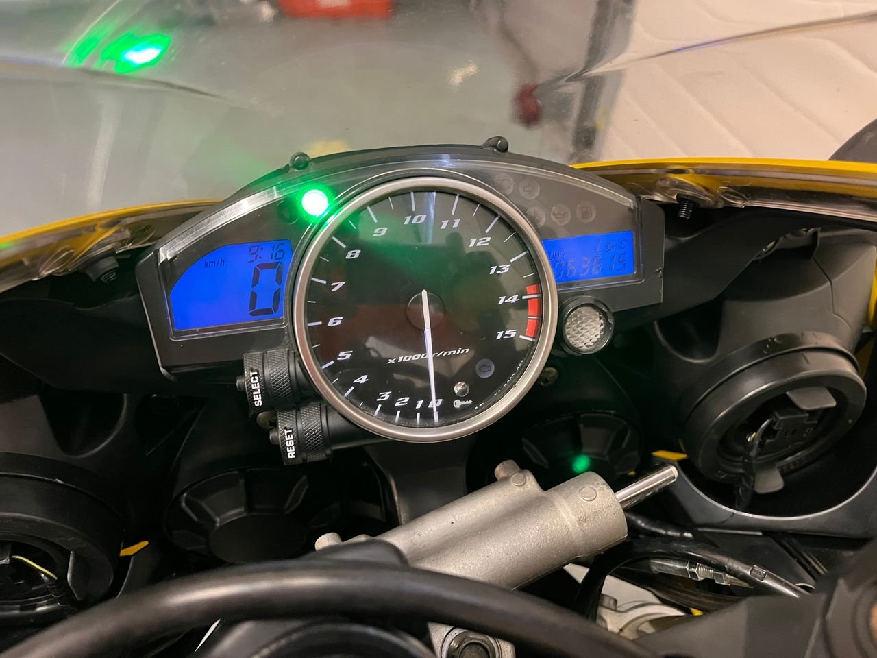 YAMAHA R1 - Photo 19