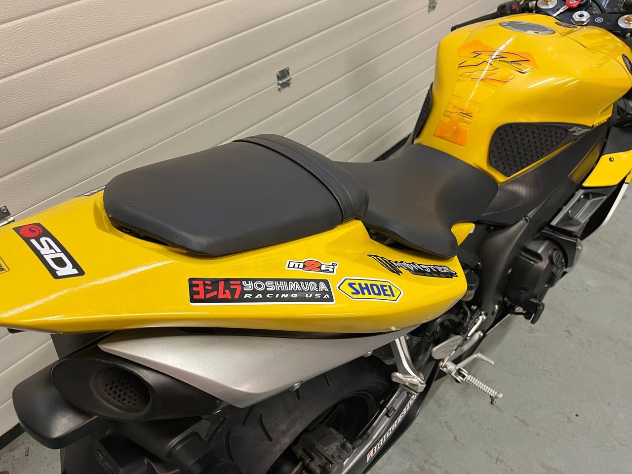 YAMAHA R1 - Photo 22