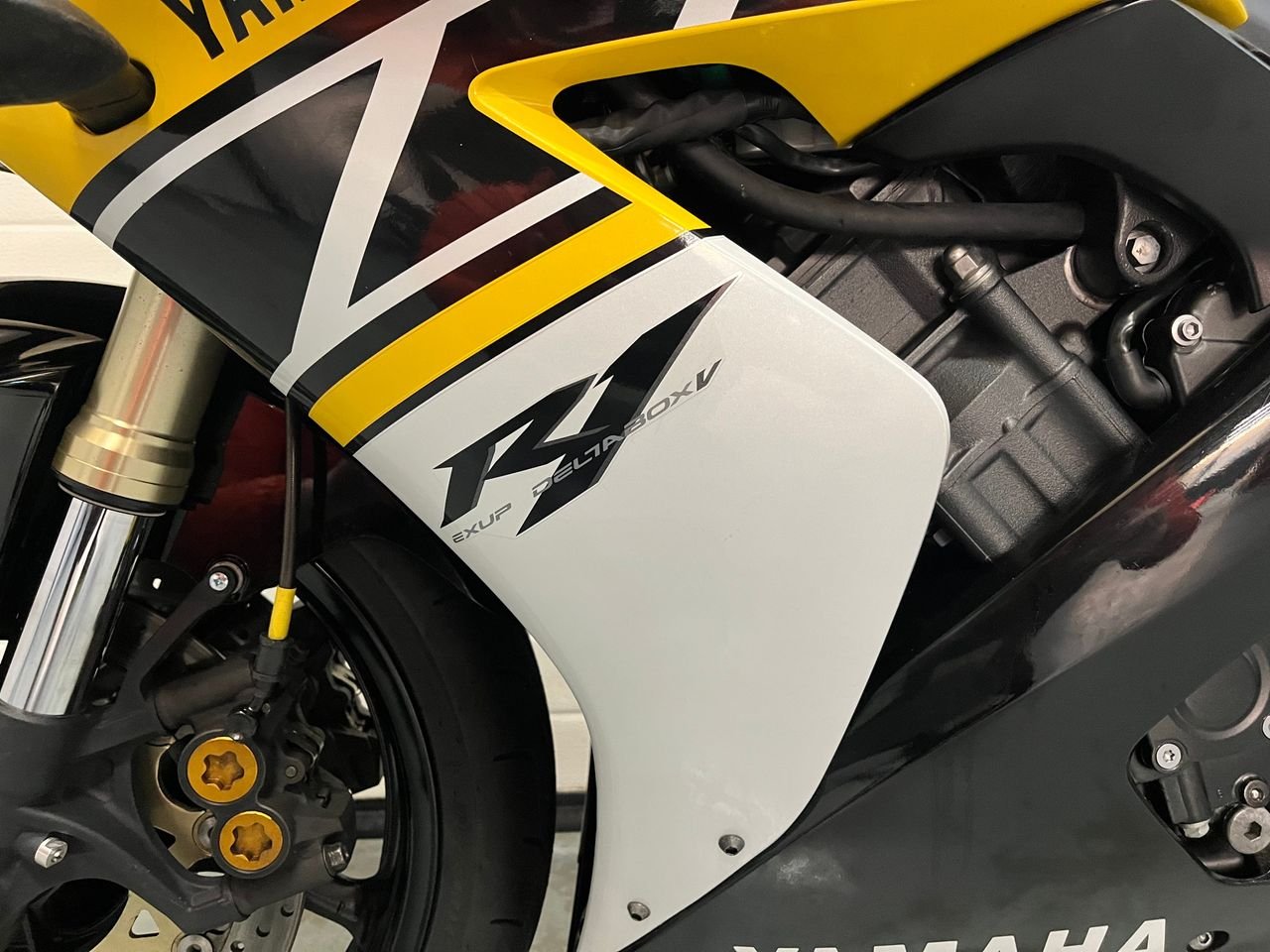 YAMAHA R1 - Photo 8